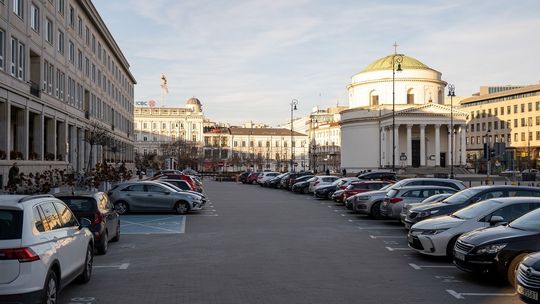 Parking na placu Trzech Krzyży się zazieleni. Urzędnicy wyrównali sobie stratę kosztem mieszkańców?