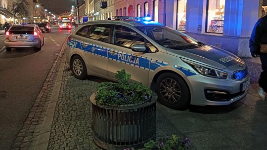 Patostreamer dewastuje samochody w centrum miasta. W tej sprawie interweniowała policja