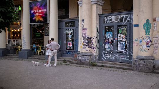 Nielegalna zabudowa zabytkowych podcieni przy placu Zbawiciela