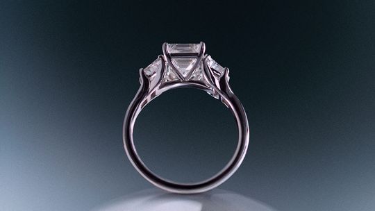 Pierścionek zaręczynowy od jubilera czy z popularnych sklepów?