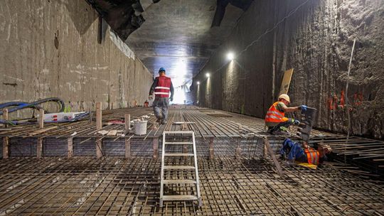 Pierwszy tunel tramwajowy w Warszawie. Wylewana jest już „podłoga”