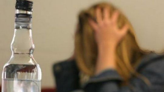 Pijana matka zajmowała się dwójką małych dzieci. Interweniował ojciec i policja