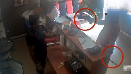 Wyjął maczetę i zaatakował pracownika. Zażądał... by zrobić mu kebaba. Był kompletnie pijany