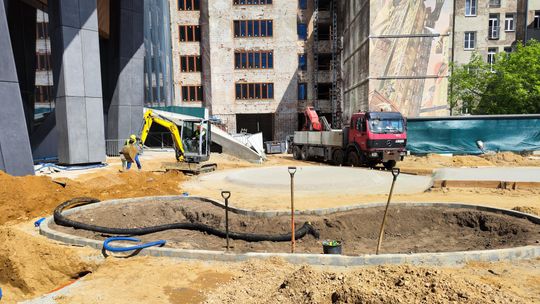 Plac Europejski 2.0. Kończy się budowa wieżowca. Plac będzie stopniowo poszerzany