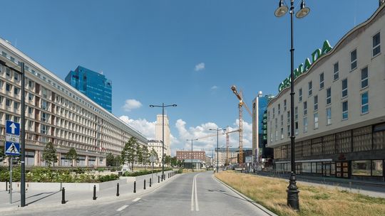 Plac Powstańców Warszawy po metamorfozie. Więcej zieleni nad podziemnym parkingiem.