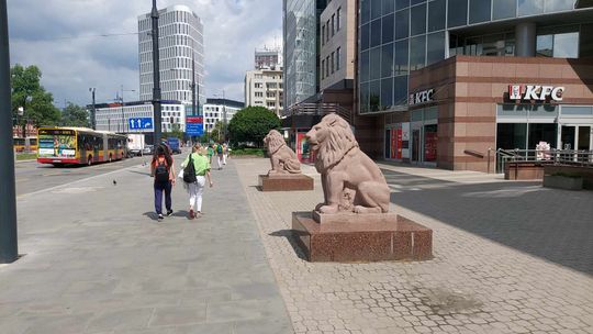 Plac przed dawnym kinem Moskwa znów przejdzie przebudowę. Zieleń i ścieżka rowerowa zamiast betonu