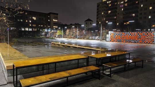 Plac przed Nowym Teatrem w Warszawie.