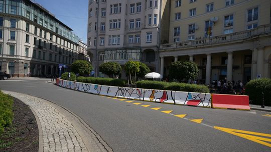 Plac Zbawiciela zaprasza. Więcej miejsca dla pieszych i kawiarnianych stolików