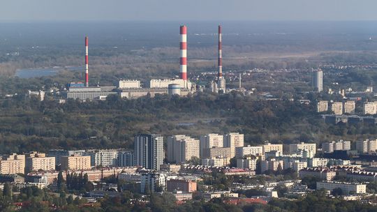 Po ponad 50 latach zniknie z panoramy Warszawy. Rusza rozbiórka 200-metrowego komina na Siekierkach.