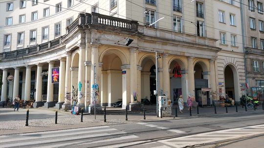 Podcienia placu Zbawiciela bez pawilonów.