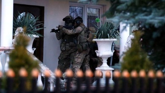 Policja rozbiła grupę przestępczą. Mieli okradać luksusowe wille