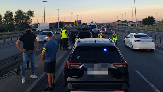 Policja zastawiła na moście Grota-Roweckiego zasadzkę na złodzieja aut. Brawurowa akcja służb
