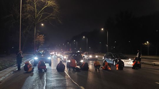 „Pomarańczowe kamizelki” znowu sparaliżowały Wisłostradę. Kierowcy tracą cierpliwość?