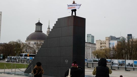 Pomnik smoleński oblany czerwoną cieczą. Sprawca zatrzymany przez policję