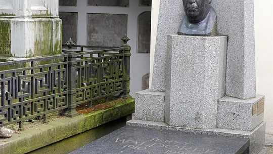 Ponad 1700 uratowanych zabytków. Znane twarze znów będą kwestować na Starych Powązkach.