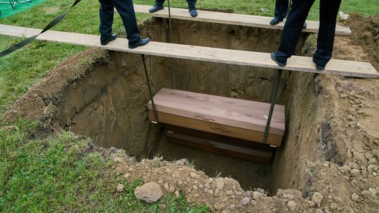 Ponad 200 osób spoczywało pod ulicą Okrzei. Szczątki trafiły na cmentarz.