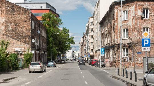 Ponad 70 nowych drzew na Okrzei. Praska ulica przechodzi wielką metamorfozę.