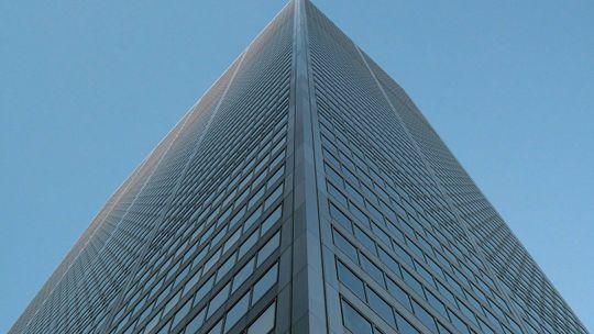 Poradnik: alpinistyczne czyszczenie elewacji w Warszawie