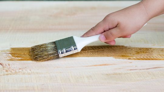 Poradnik: Jak skutecznie olejować podłogę, aby zapewnić jej trwałość i naturalne piękno