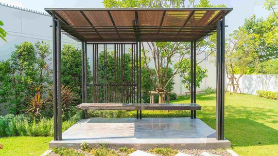 Poradnik: pergole tarasowe w Warszawie — wybór i montaż