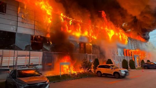 Potężny pożar na Targówku. Ogień strawił warsztat, salon i samochody.