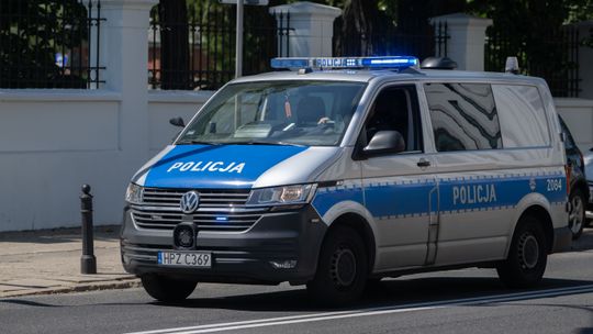 Potrącił policjanta i ciągnął go po jezdni. Kierowca usłyszał zarzuty