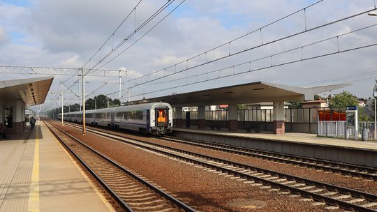 Poważne utrudnienia na kolei między Warszawą a Zielonką. Dziesiątki pociągów odwołanych.