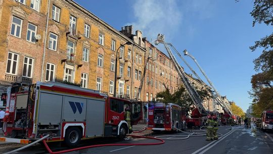 Pożar kamienicy na Pradze-Północ. „Niestety, akcja gaśnicza spowodowała zalanie sąsiednich budynków”