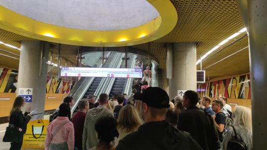 Pożar w metrze. Poranny chaos, wyłączona linia M1 i  siedem godzin walki strażaków