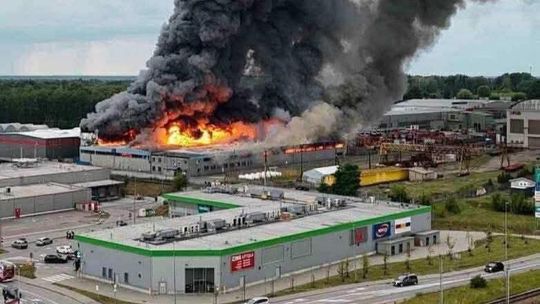 Pożar w Mińsku Mazowieckim. Płonie fabryka folii. Na miejscu setki strażaków
