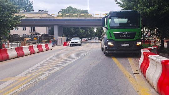 Prace drogowe na ul. Paryskiej i na Trasie Łazienkowskiej. Ponad rok opóźnienia