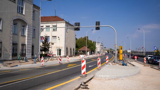 Kolejny etap prac przy budowie przejścia przez Wisłostradę