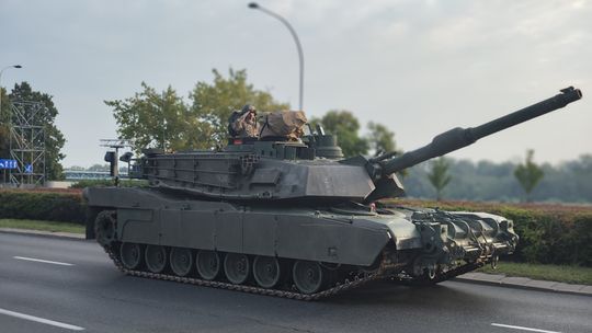 Próba generalna wojska na Wisłostradzie. Trasą przejechały tysiące ton sprzętu