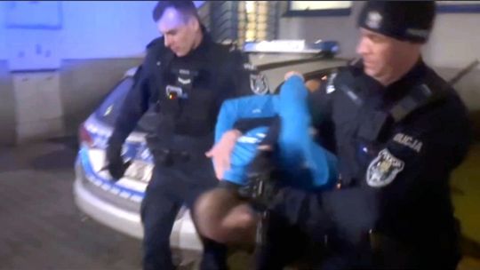 Próba gwałtu na Białołęce. Kobieta krzyczała, wezwała pomoc. Napastnika dopadła policja Próba gwałtu na Białołęce. Kobieta krzyczała, wezwała pomoc. Napastnika dopadła policja