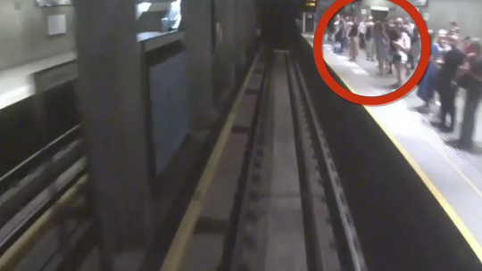 Próbował wepchnąć kobietę pod metro