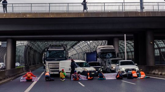 Blokada trasy S8 przez Ostatnie Pokolenie