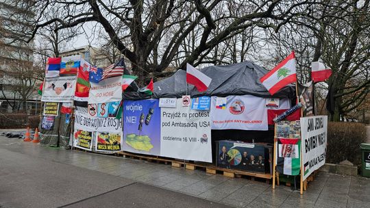 Prorosyjska instalacja w centrum Warszawy. Od miesięcy nikt jej nie usuwa. „To zaplanowane działanie”