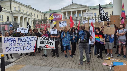 Protestujący przed stołecznym ratuszem