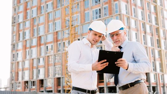 Przegląd budowlany w Warszawie a ubezpieczenie budynku: co musi być w dokumentach?