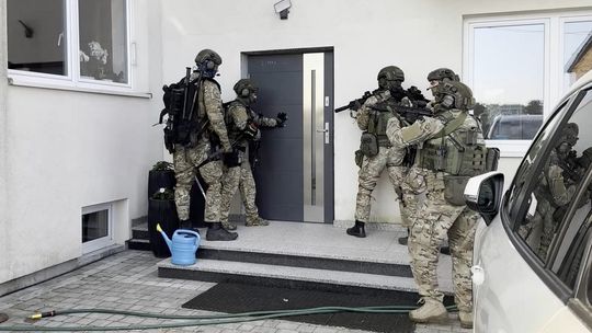 Gangi w Warszawie to także „białe kołnierzyki”. Czy działają jak włoskie mafie?