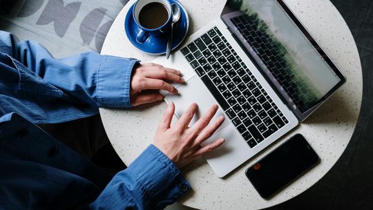 Przewodowy internet w Warszawie: jak wybrać najlepsze łącze dla domu i firmy