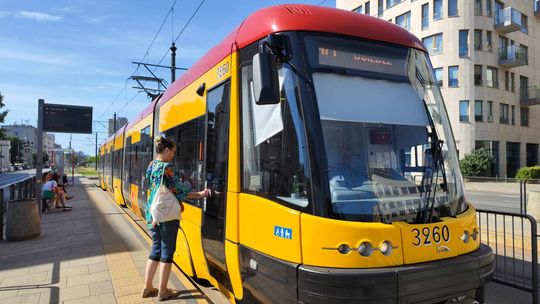 Tramwaje na ulice Puławskiej przy skrzyżowaniu z Madalińskiego.