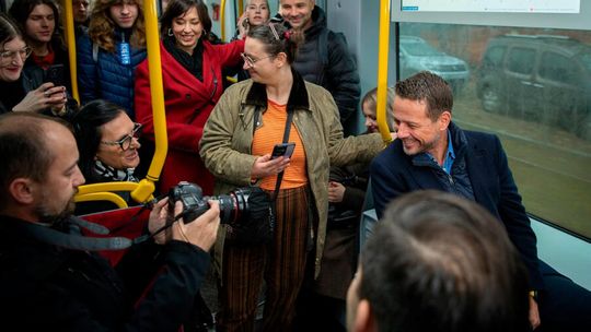 Rafał Trzaskowski nie ustąpił mi miejsca w tramwaju? Historia zdjęcia, które wywołało burzę