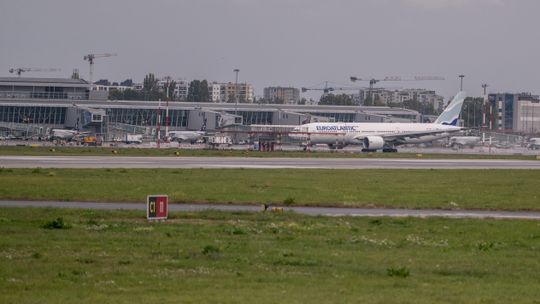 Rekord lotniska Chopina. Więcej czarterów i tanich linii. To zły znak dla CPK