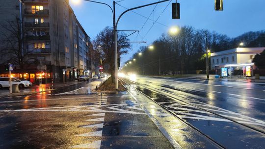 Remont torowiska w al. Waszyngtona. Woda nie zalewa już szyn, za to jedzie się wolno, jak dawniej