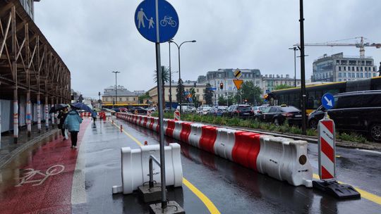 Tymczasowa droga rowerowa na Nowym Świecie.