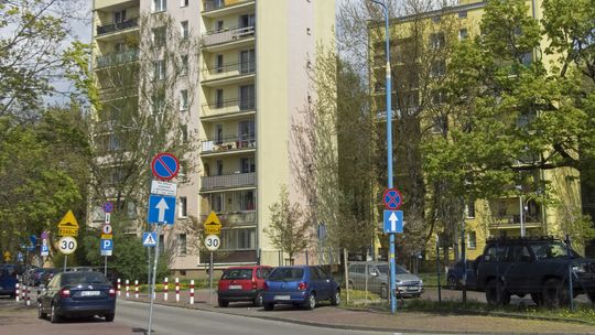 Ruszają remonty chodników na Woli i Ochocie. Pieszych czekają utrudnienia.