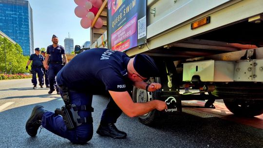 Ruszyła Parada Równości. Policja w gotowości. "Sprawdzamy każdy metr trasy"