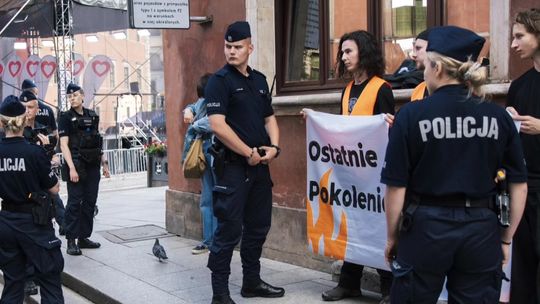 Protestujący podczas wiecu Tuska