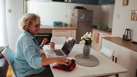 Seniorzy bliżej cyfrowej Warszawy. Ruszają bezpłatne szkolenia.